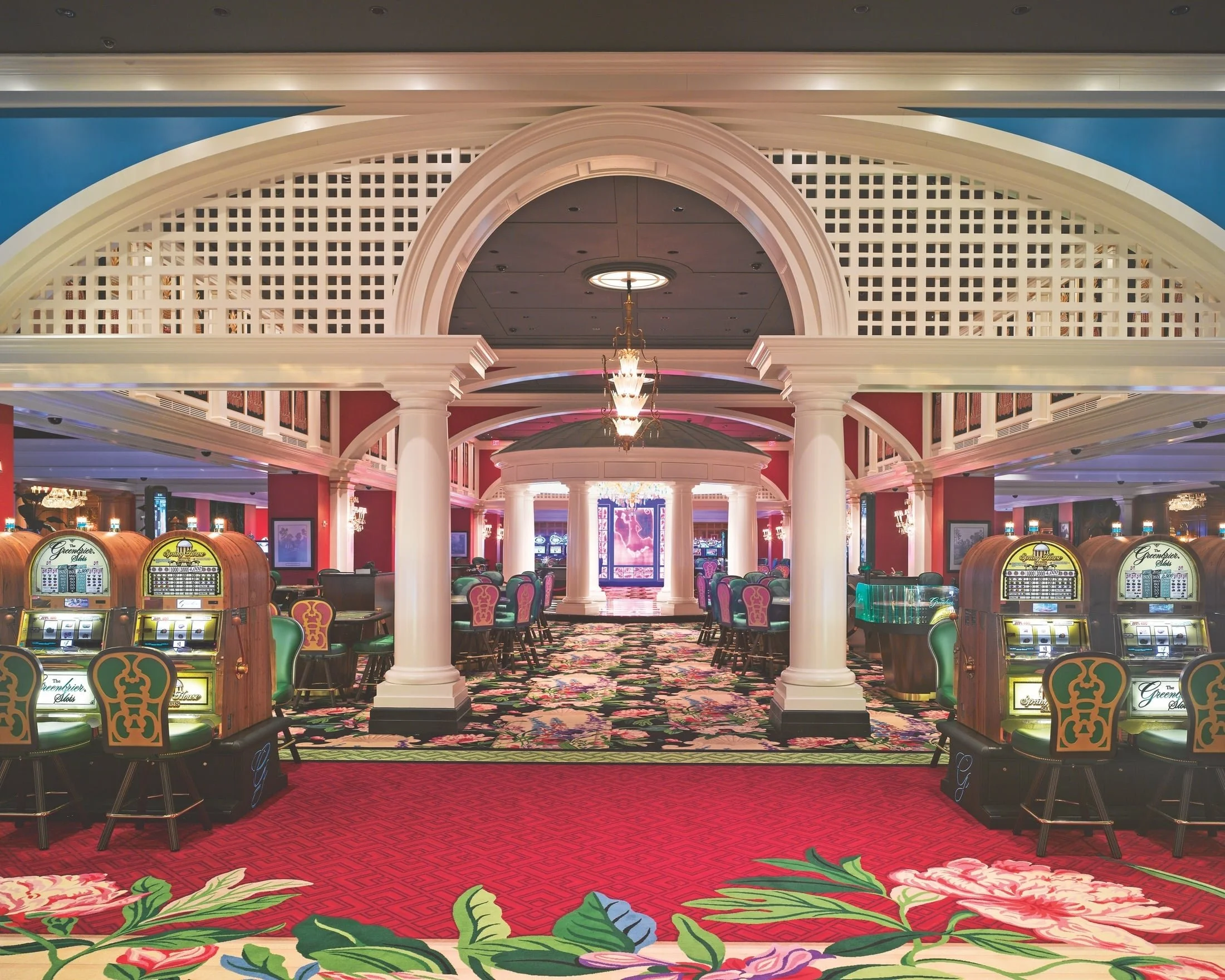 Interieur van een casino met tafels en spellen