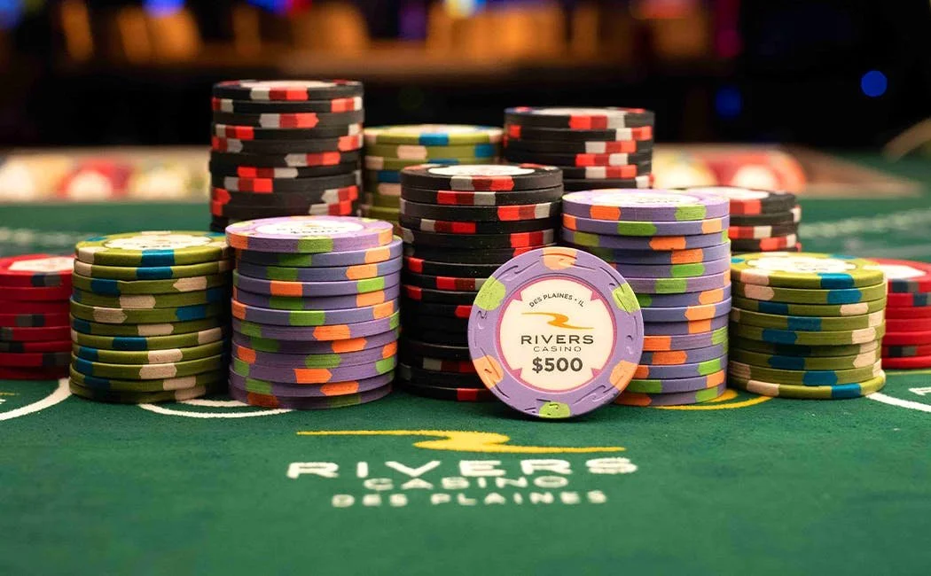 Stapels pokertafelchips in verschillende kleuren