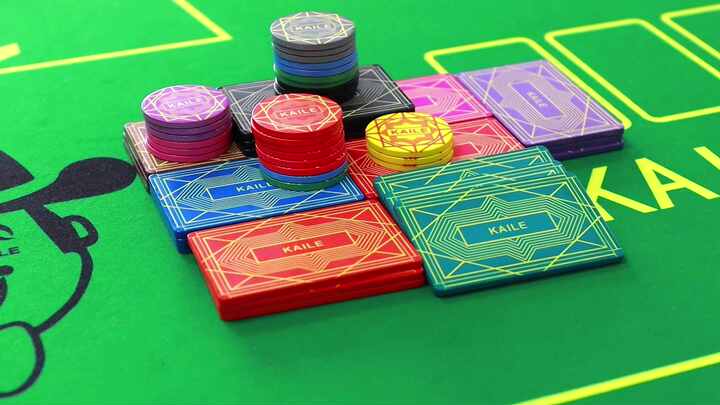 Speeltafel met stapels chips in verschillende kleuren